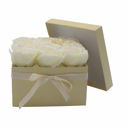 Coffret de fleurs de savon - 9 roses Crèmes - Carré