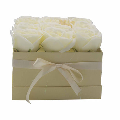 Coffret de fleurs de savon - 9 roses Crèmes - Carré